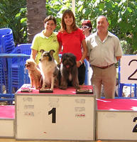 Las  ganadoras Paula y Ana con sus perros Curro, Brisa y Mestral