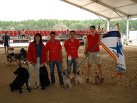 Parte del equipo clasificado con la bandera