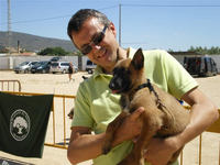 Vicente con su nueva perrita, traida por el Juez de Italia